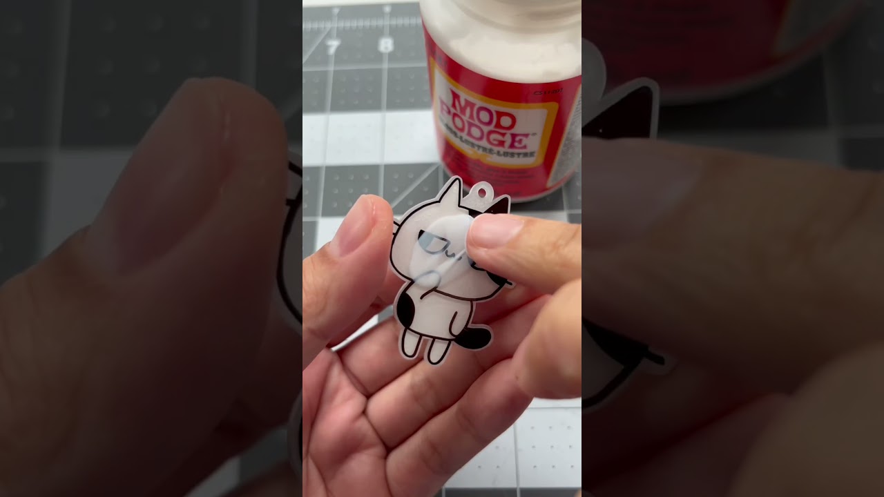 #DIY Custom keychain 🐈&zwj;⬛ using Posca and sharpie #shorts #crafts #diycrafts