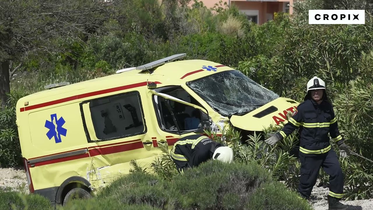 Očevid prometne nesreće u &Scaron;ibeniku u kojoj je sudjelovalo vozilo hitne pomoći i tri osobna auto