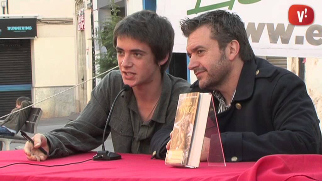El dramaturg Albert L&oacute;pez i l&rsquo;actor Igor Szpakowski presenten la novel&middot;la &lsquo;La terra d&rsquo;&Agrave;ndoc&rsquo;