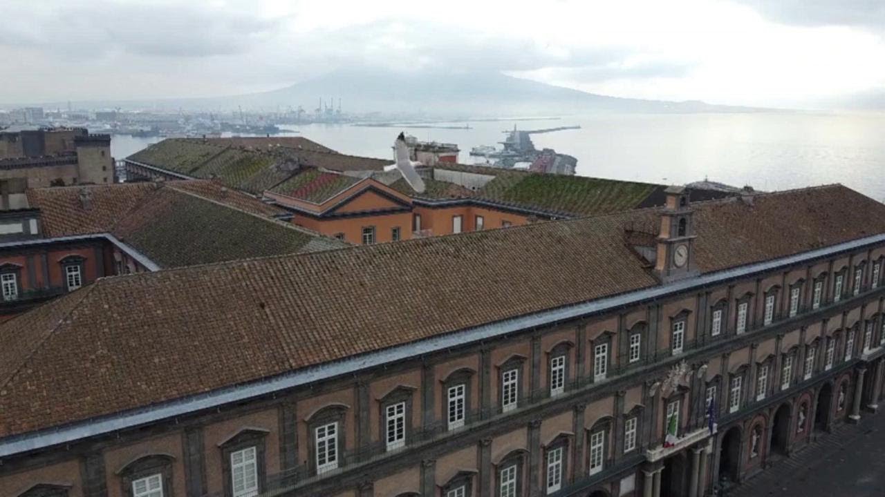 Coronavirus, il drone si alza su Napoli deserta: la bellezza oltre la paura