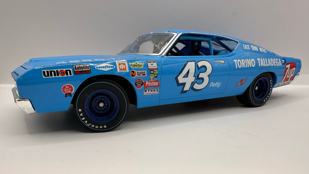 Review: 1969 Richard Petty #43 7up The UnCola 100th Win Ford Torino Talladega 1/24 NASCAR Diecast 