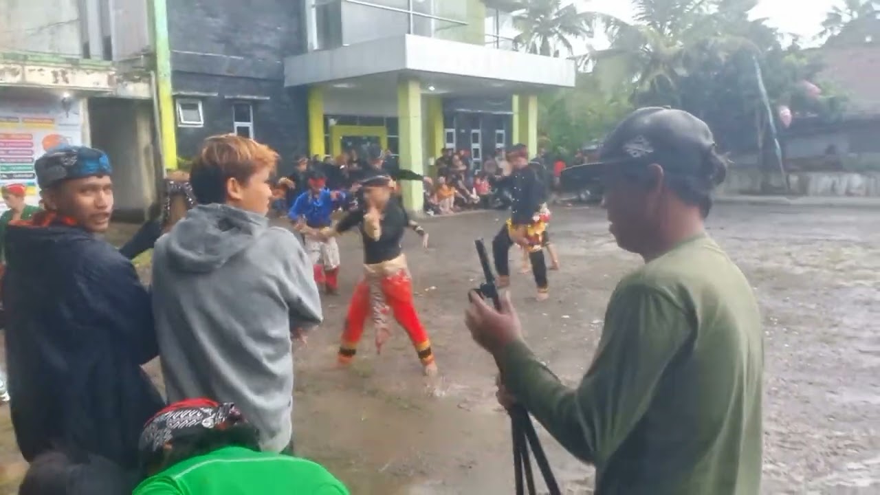Pentas pagelaran seni kuda lumping di acara ulang tahun kota Banjar patroman di desa Rejasari 