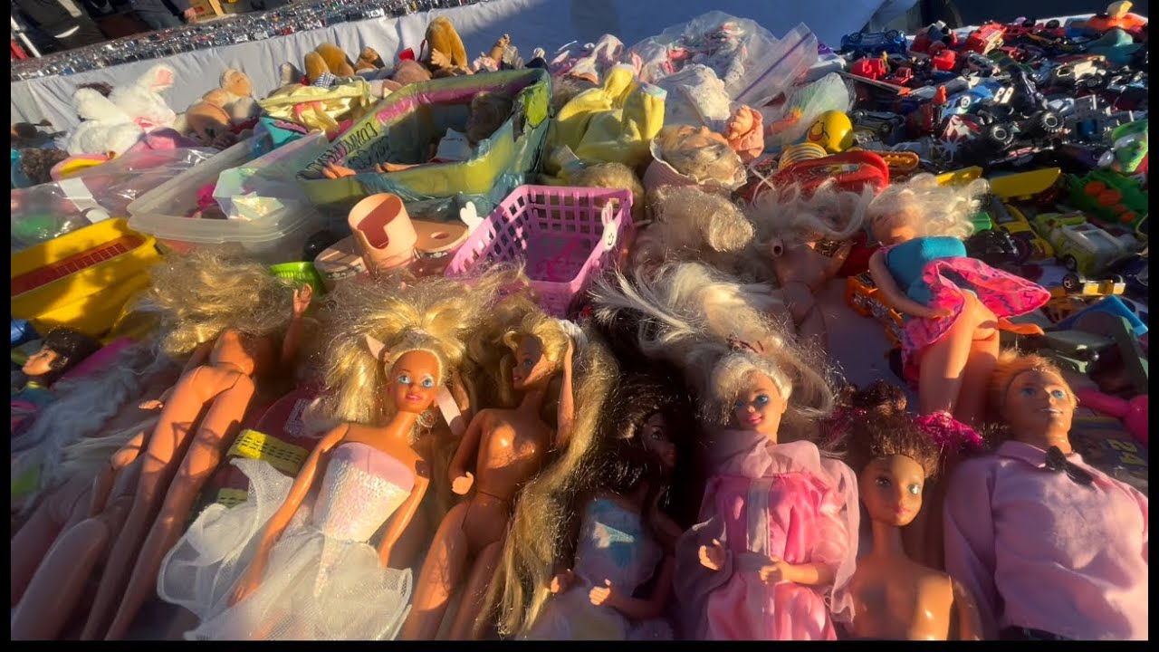 Buscando Barbies antiguas en el Tianguis. Looking for vintage Barbies at the swap meet.