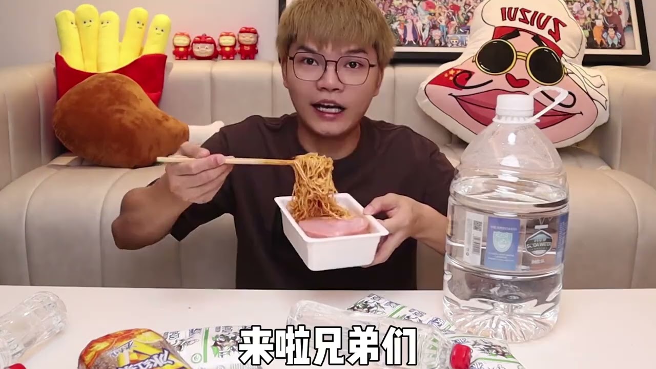 升级款爆辣速汗狱激辛拌面一点也不辣！不信你看我喝了多少水