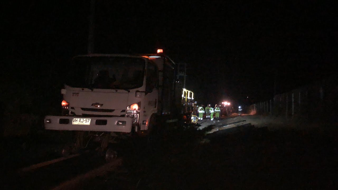 Duro trabajo de maquinaria en el arreglo de durmientes para el nuevo buscarril | Cruce unihue