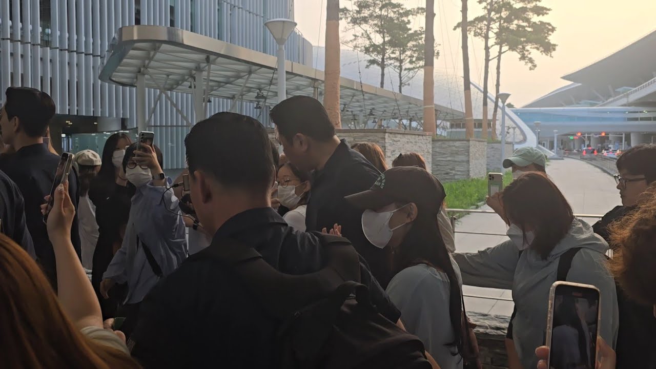 Walking next to Kim Jiwon 김지원 at Incheon Airport 8-19-2024
