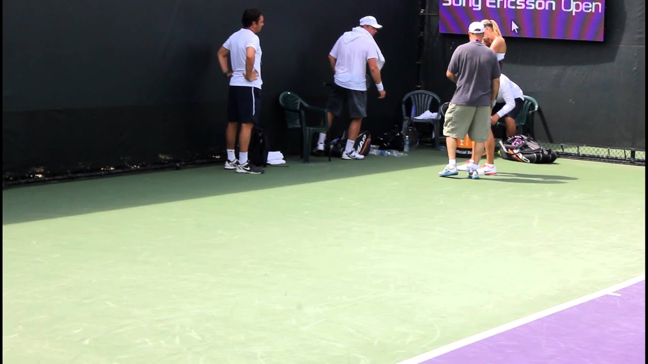 Maria Sharapova playing with a little kid - Ana Ivanovic and Adam Scott watching