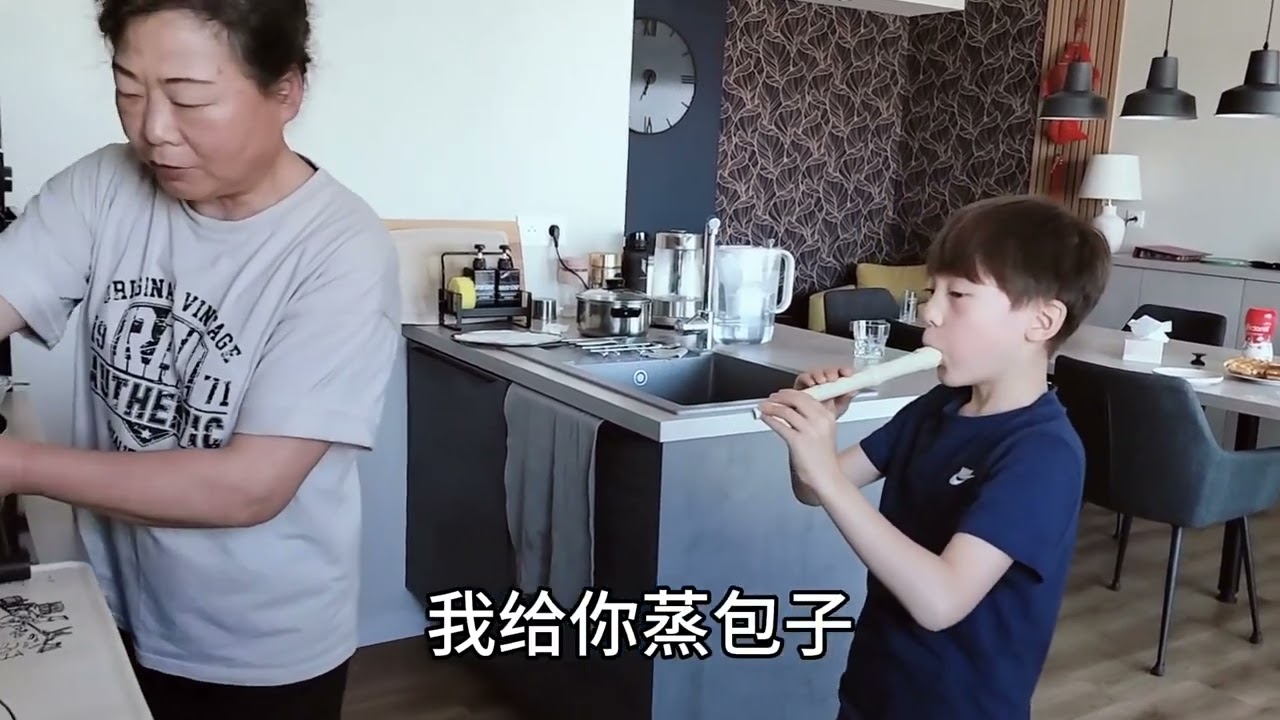 天津老两口在法国，今天在家给孩子们做中餐“酱油包”。#海外生活 #退休生活 #酱油包