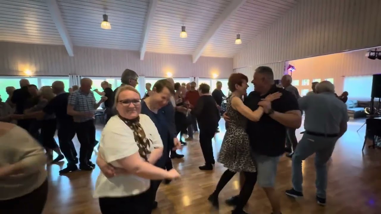 Blå Blå Ögon m Pether Lövenborg på Tirsdagsdansen 6 5  Leirsund Dansnytt Bjørn Weiby