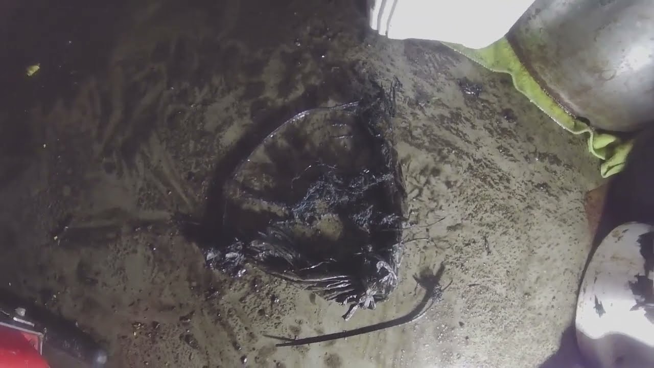 Čištění odpadů 32 (Kovové sponky  a piliny, kousky plechu, šroubky a matičky, magnetka...)