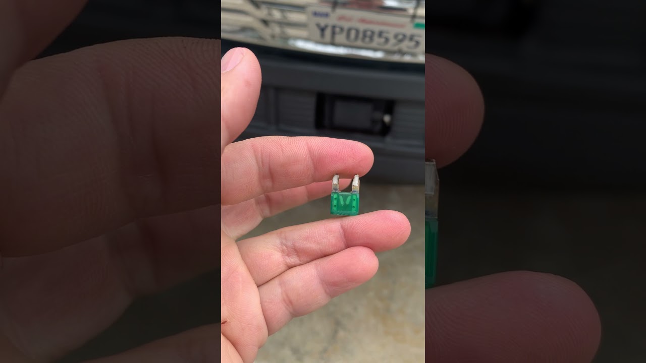 Freightliner Cascadia trailer light fuse change 车厢的保险丝。