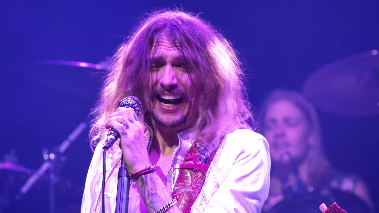 The Darkness - Christmas Time (Don't Let The Bells End) (Official Live Video)