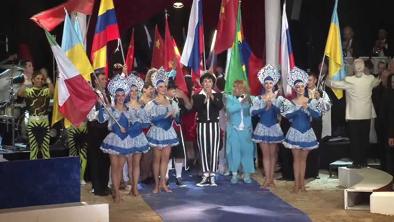 Introducci&oacute; artistes espectacle blau