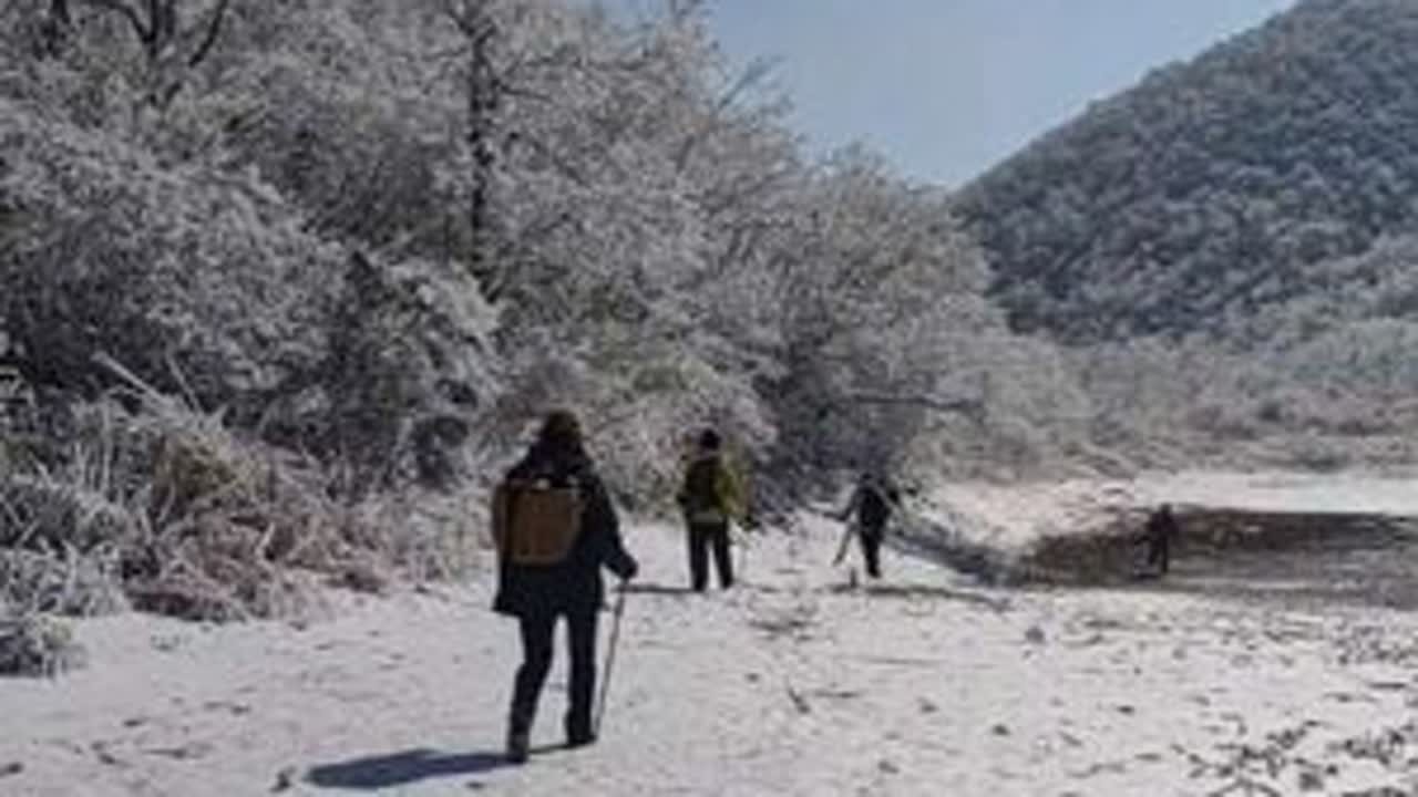 天湖山雪景。场面宏大，风景震撼。山高路也陡，可遇不可求！天湖山，海拔1184米，位于安徽省黄山市徽州区富溪乡新田村。天湖山之所以叫天湖山，是因为在山顶有一个天然形成的高山湖泊“天湖”，山以湖得名...
