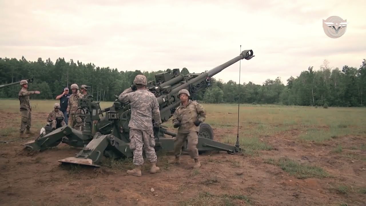 Using American M777 Howitzer guns by Ukrainian soldiers against Russian soldiers