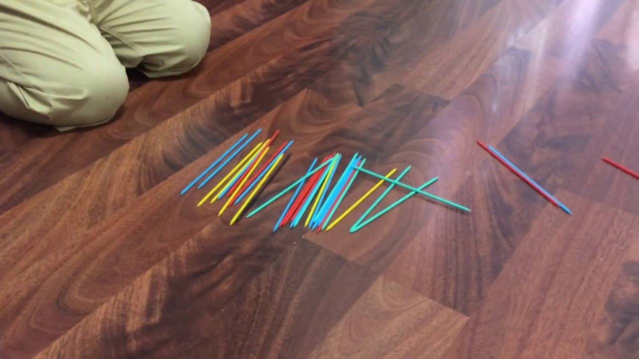 20150426 - Jugando palillos chinos con Ian