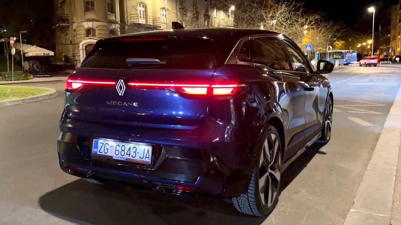RENAULT MEGANE E-TECH 2023 - night DRIVE in the city (COOL ambient lights & cockpit)