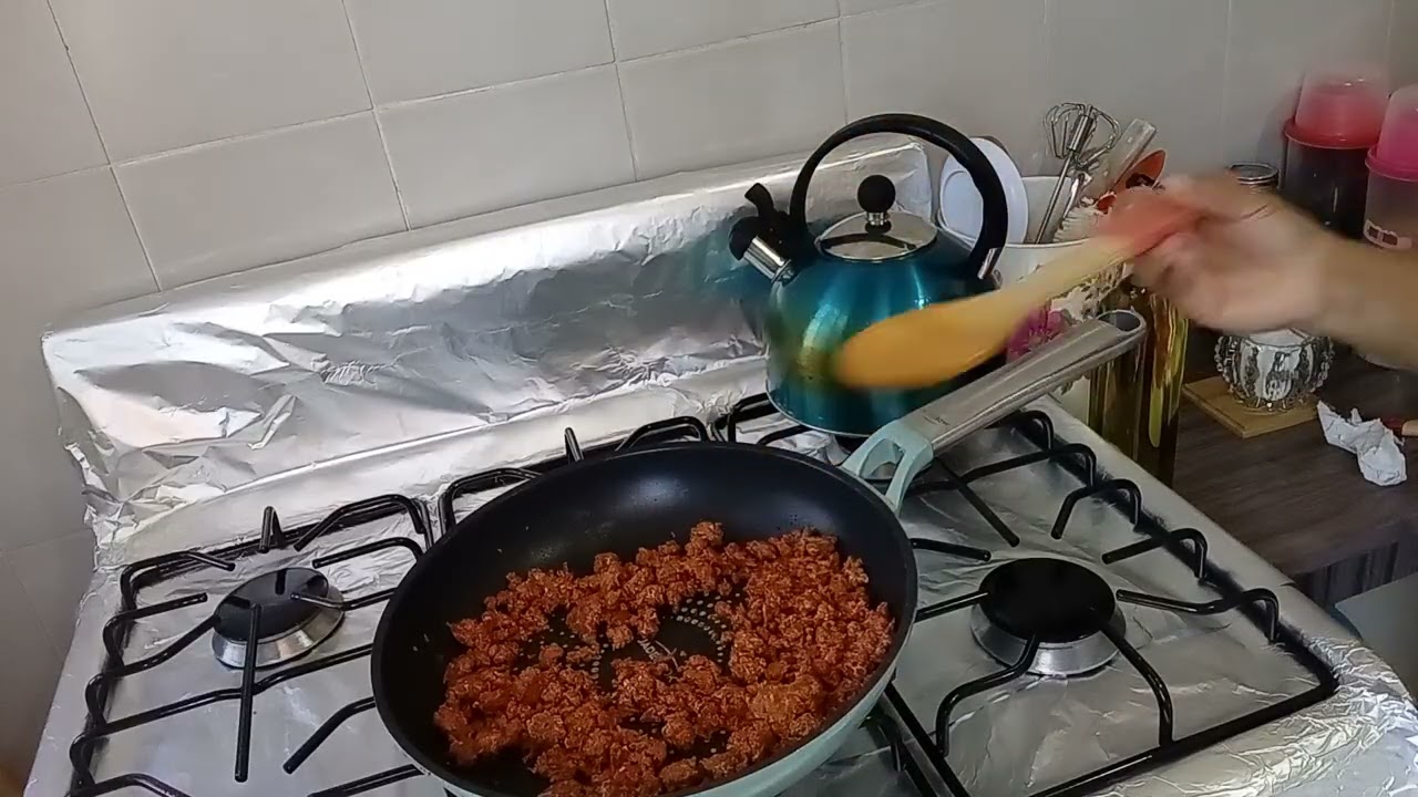 Hice una rica longaniza en tacos 🌮  acompañado con pimiento morrón, cebolla, guacamole y su pepino 