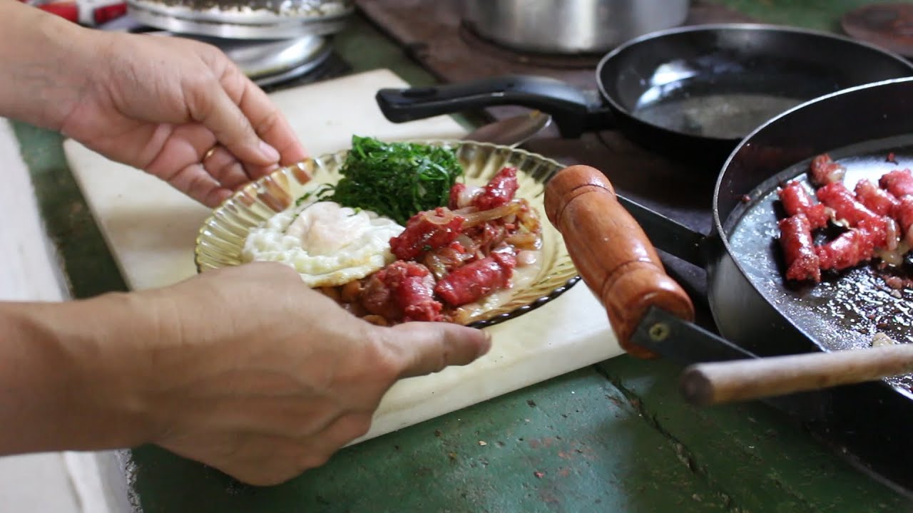 ALMO&Ccedil;O SIMPLES FEITO NO FOG&Atilde;O A LENHA AQUI NA RO&Ccedil;A COM A FAM&Iacute;LIA FRELLO - SERRA DA MANTIQUEIRA