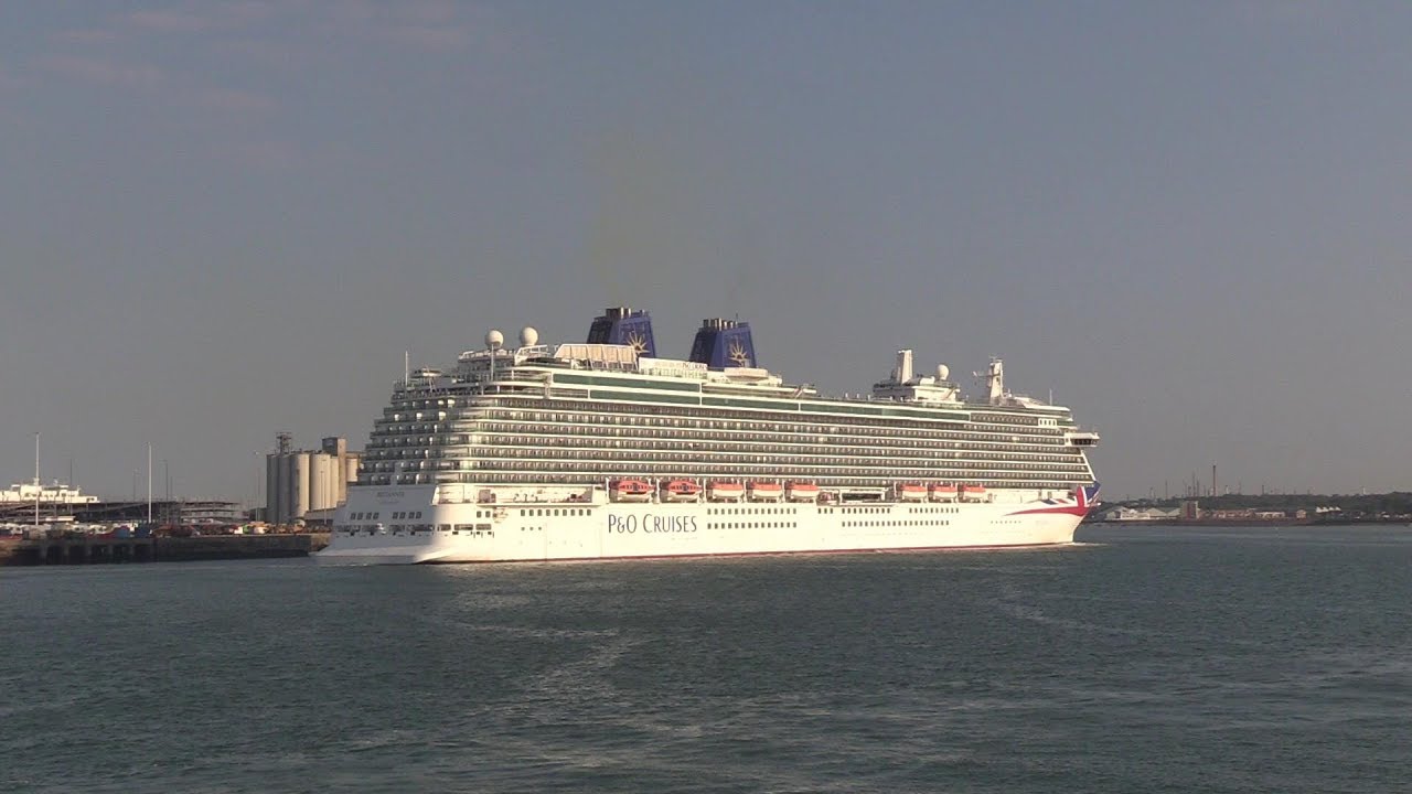 P&O Cruises | 'Azura' & ' Britannia' sailaway Easter Cruises with horn battle 20/04/19