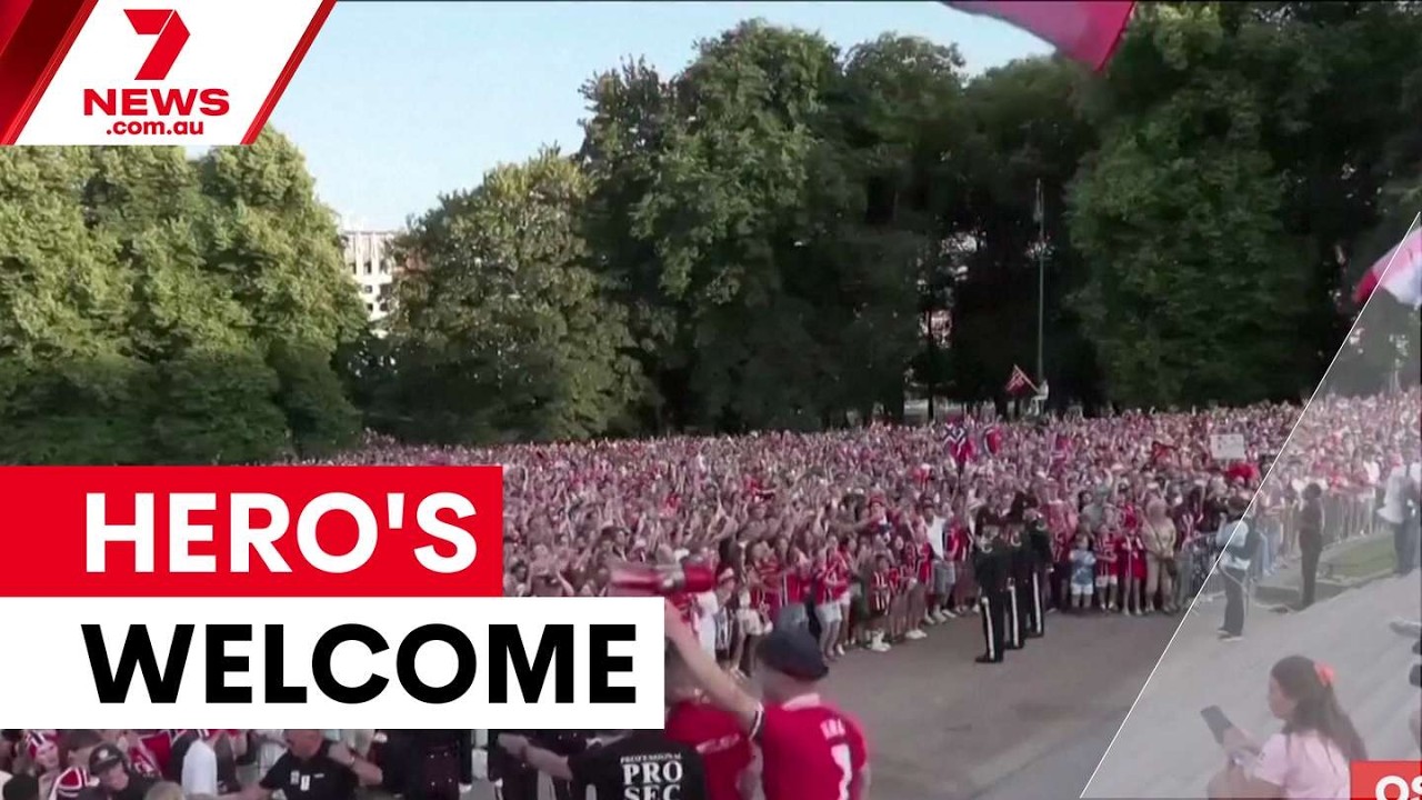Героев чемпионата мира из Норвегии встретили 100 000 болельщиков | 7NEWS