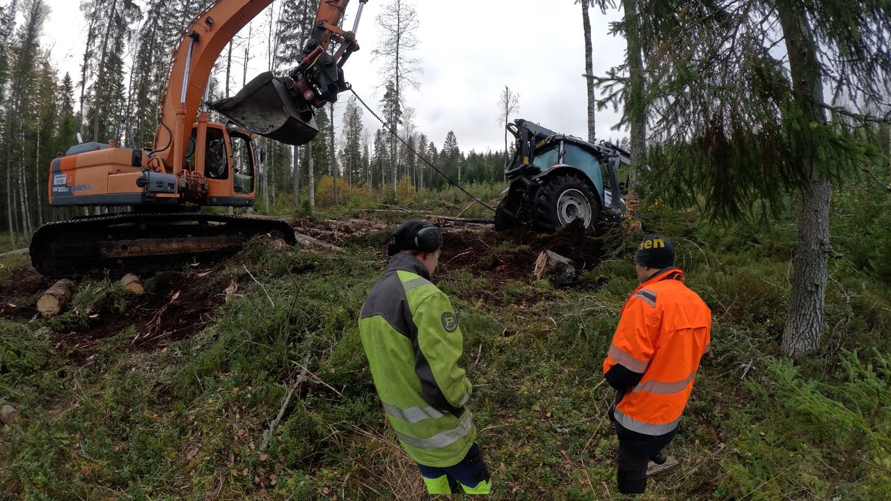 Liian pehmeä metsämaa ja koulun Metsävaltra upoksissa. Katsotaan miten saadaan koneet taas kuiville!
