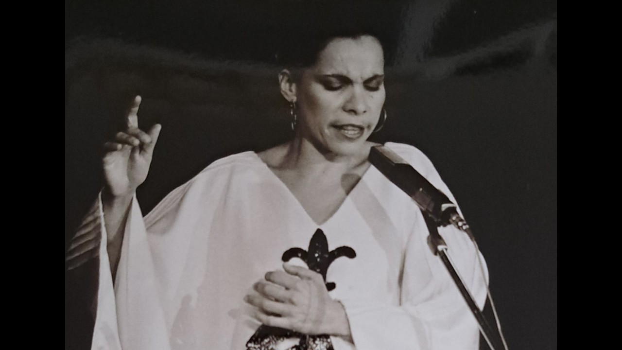 OLIVIA MOLINA singt 