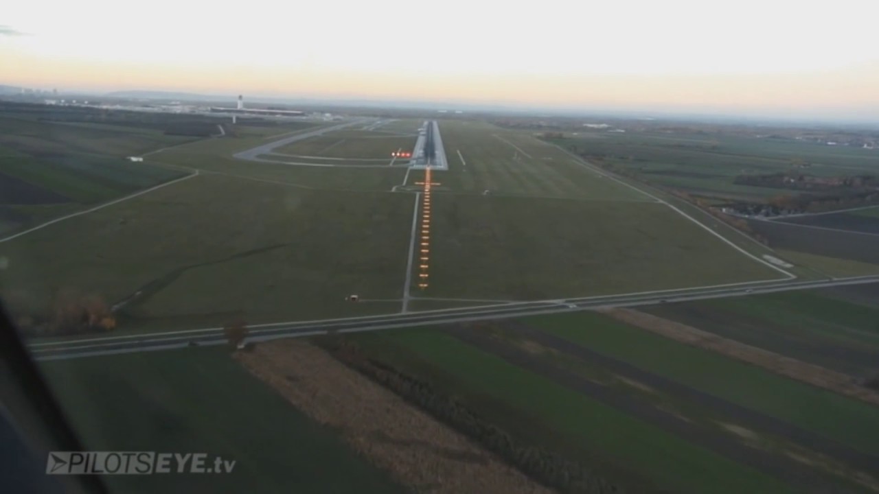 Pilotseye.tv - Airbus A320 Austrian Airlines - Landing in Vienna [English Subtitles]