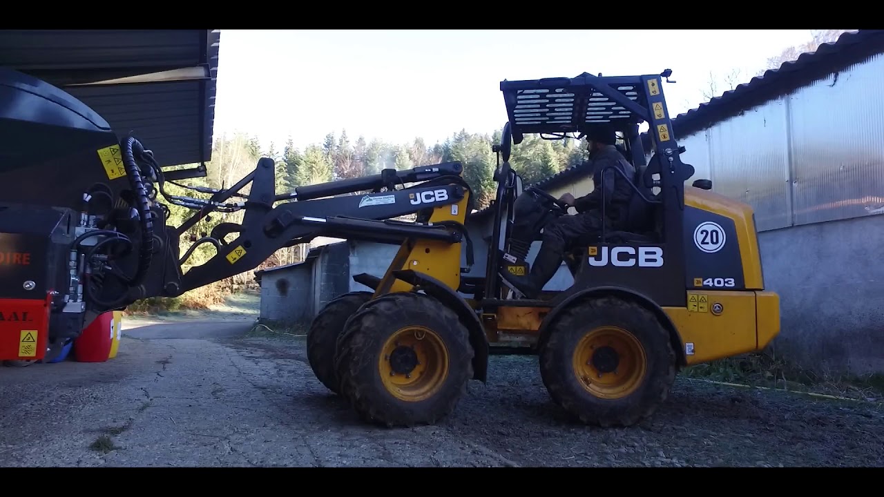 Distribution de betteraves demi-sucrières bio JCB 403 + Juraccesoire  mini axial