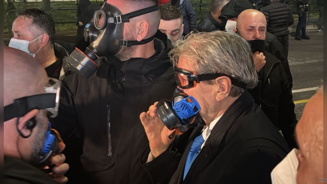 Berisha në terren me maskë/ Situata nuk ndalet hidhen bomba molotovë