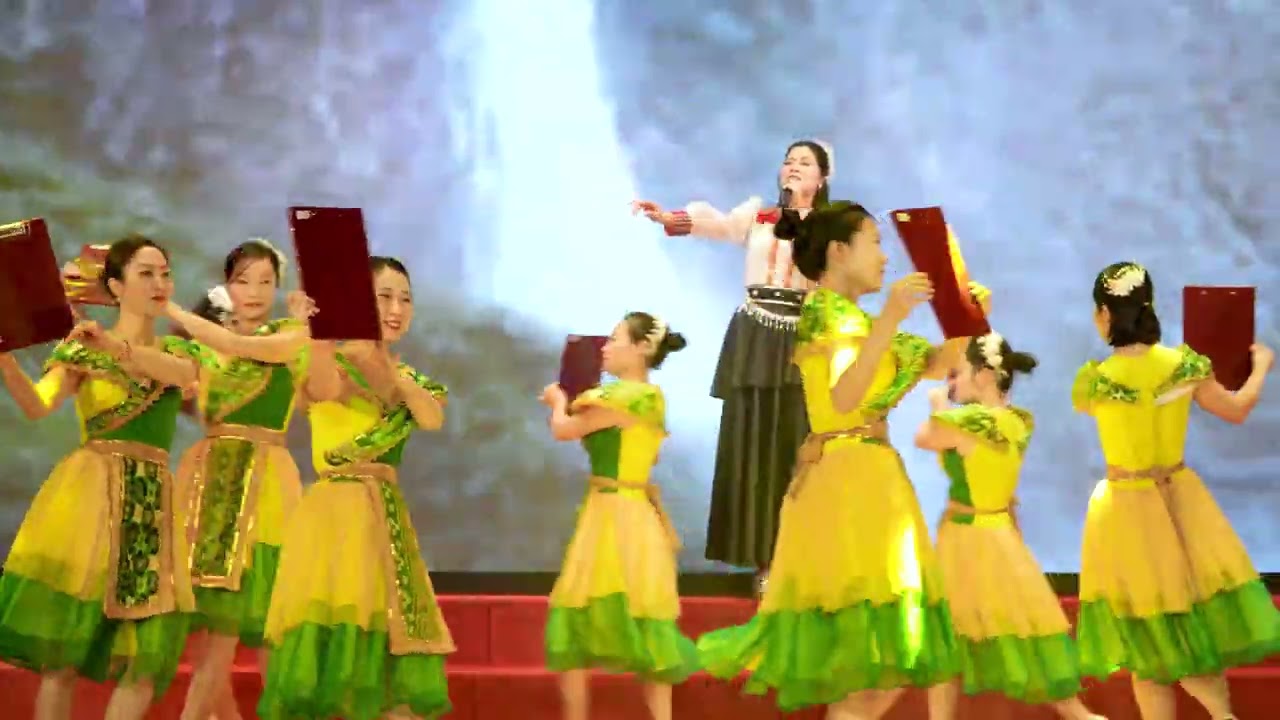 Tiết mục hát: CÔ GIÁO VÙNG CAO - Thể hiện: Cô giáo Hoàng Cát và Tốp múa Trường MN Xuân Hoà. 