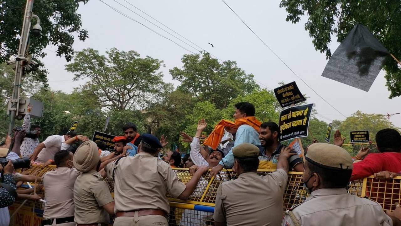 WATCH: BJP Workers Break Barricades, Chaos Erupts Outside AAP HQ | Tajinder Bagga News