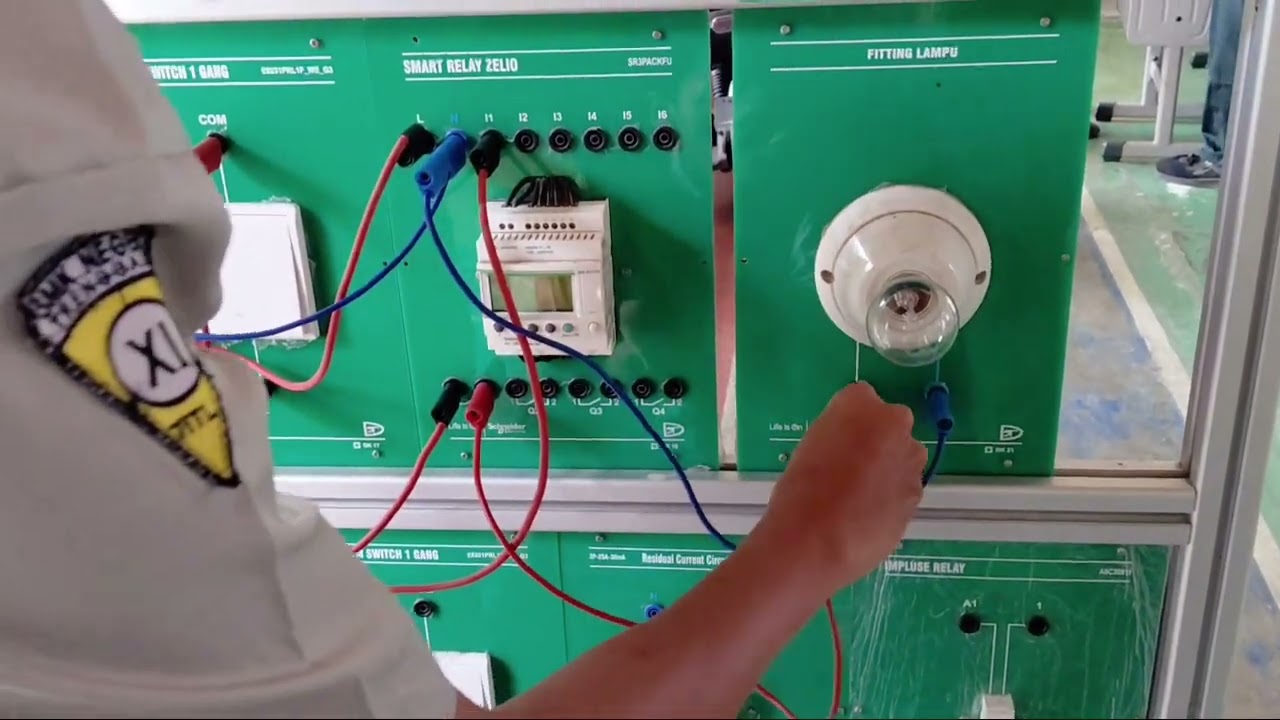 CARA MERANGKAI DAN MEMPROGRAM SMART RELAY DI TRAINER! 