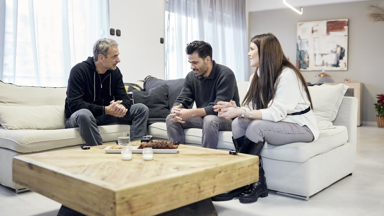 Συνάντηση του Πρωθυπουργού Κυριάκου Μητσοτάκη με ζευγάρι ωφελούμενων του προγράμματος «Σπίτι μου»