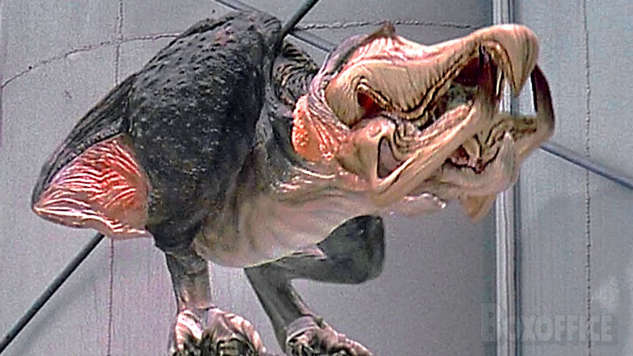 La escena de la escalera de los monstruos | Terror bajo la tierra 2 | Clip en Español