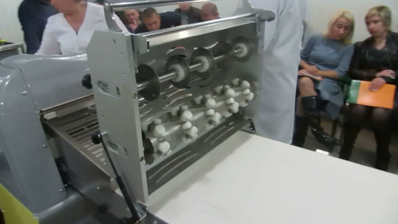 Работа тестораскаточной машины Flamic SF600VDX1400+PST со станцией нарезки круассанов