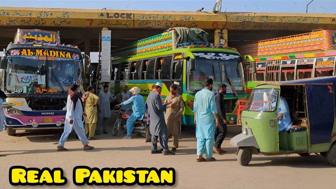 Unseen Life in Lahore Lari adda /Bus Terminal | 4k 60fps Walk | Pakistan Biggest city Walk |