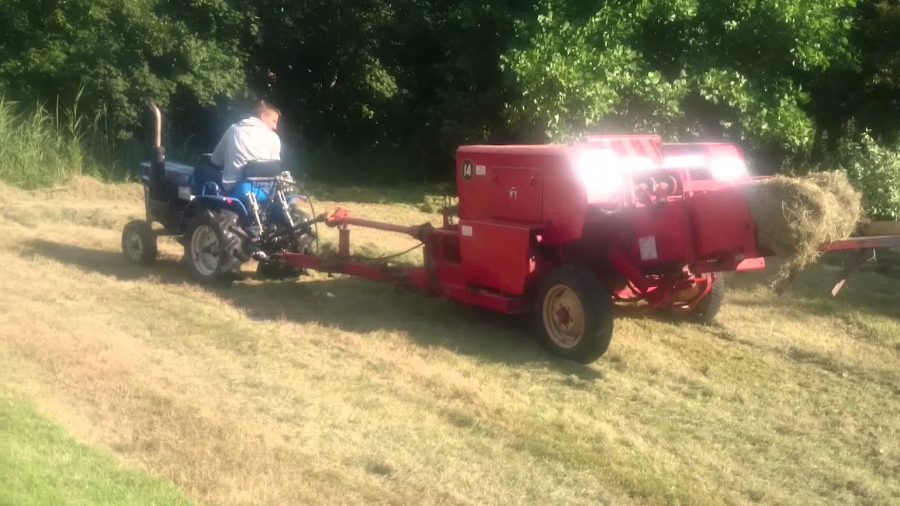Hooipersen met een massey ferguson 14 pers