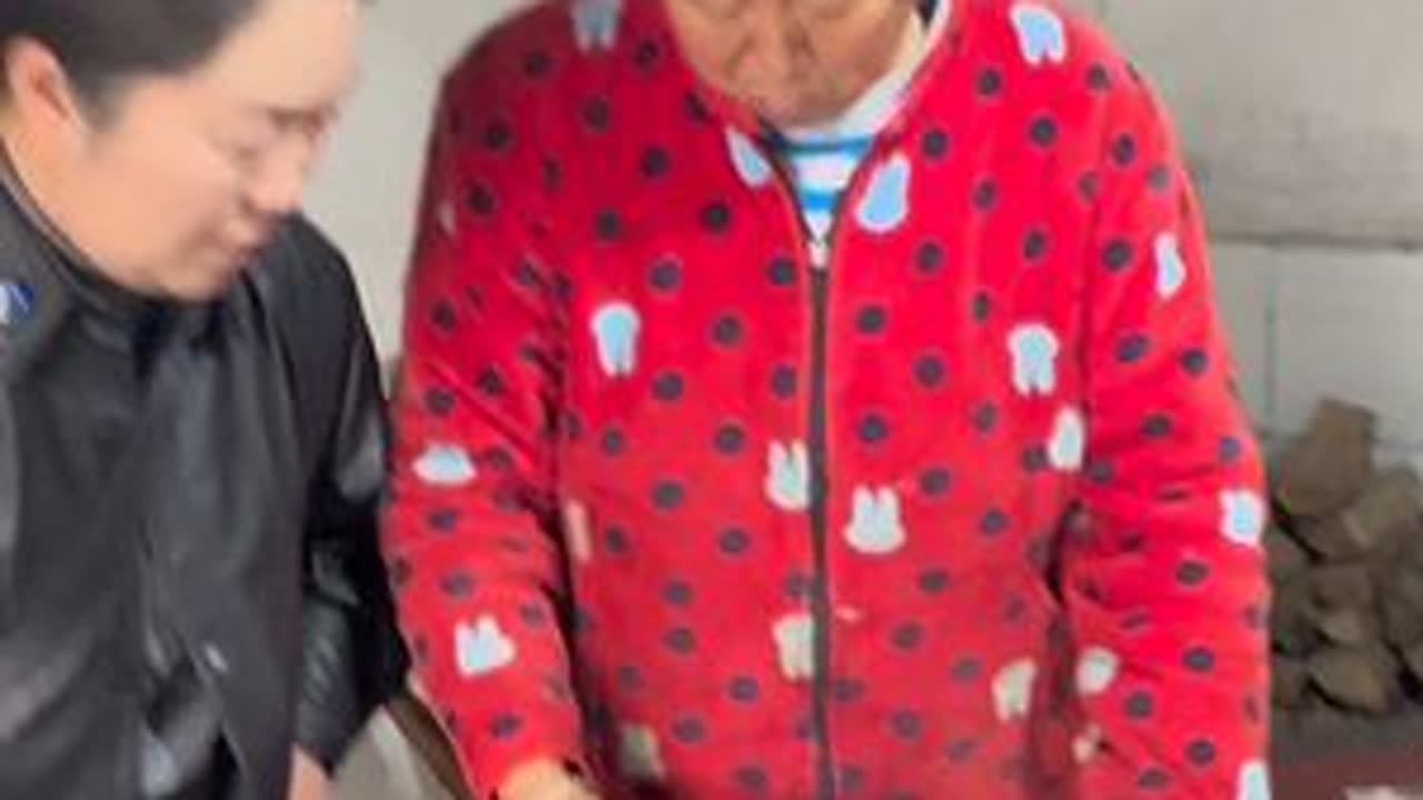 帅哥提前两天就联系我们，去收家里吃不完的腊肉。可到了才发现，只剩一个猪蹄，老爷子舍不得卖给我们。这一舍一卖间，满是老人对过往岁月的眷恋，对家的守护，这猪蹄和腊肉里，都是生活的滋味，有无奈，更有浓...