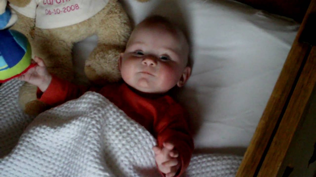 Caroline gaat met knuffel slapen