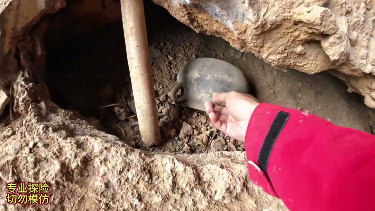 探索云南哀牢山澜沧江畔悬悬崖洞，居然有人在此修炼，发现银元，古书及武功秘籍#户外探险 #探险 #探索发现 #户外探宝 #未解之谜