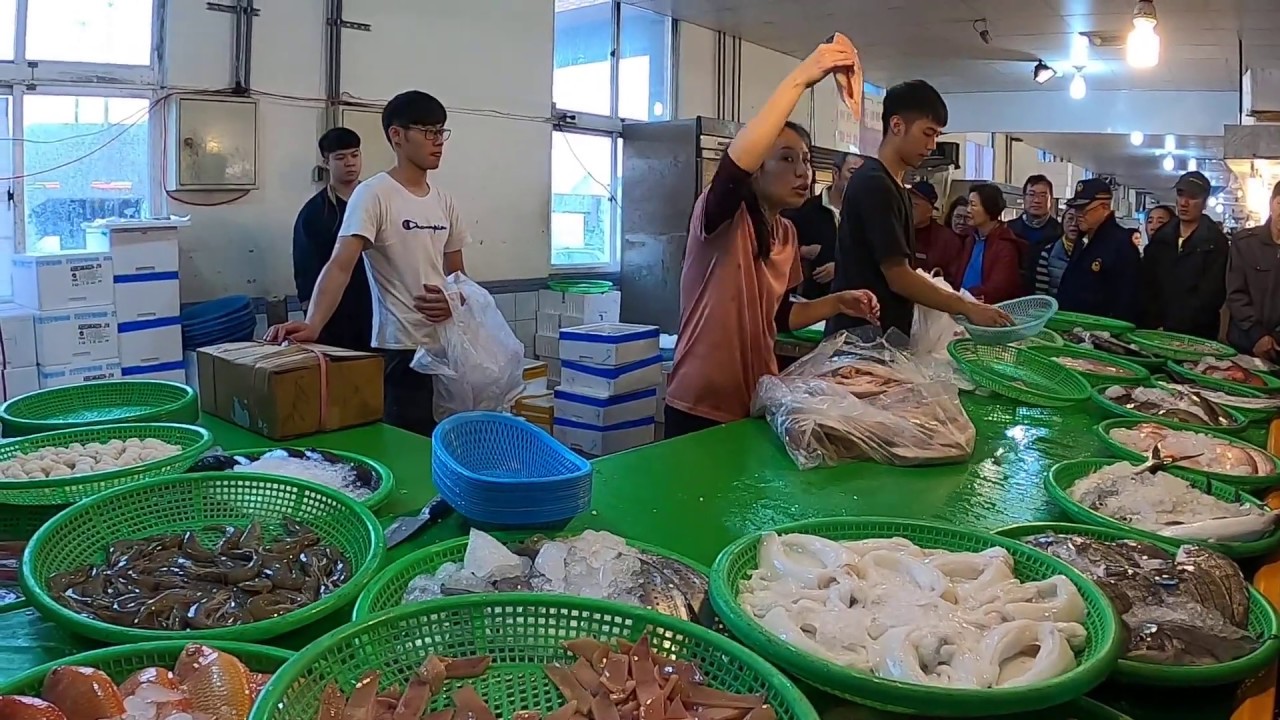 永安漁港之花 來看漂亮小姐姐賣鮭魚 好可愛