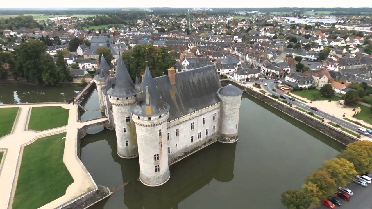 Vol au-dessus du château de Sully-sur-Loire