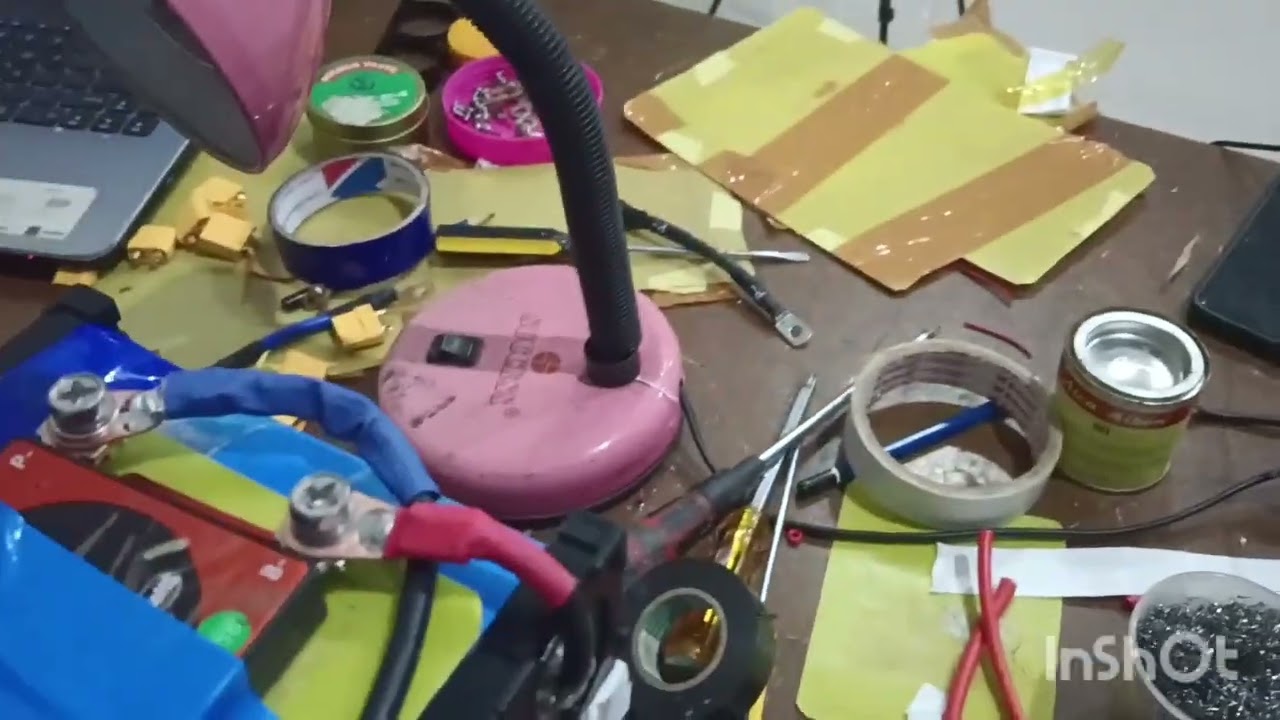 Memparalel baterai motor listrik dari pabrikan dengan baterai rakitan sendiri. 