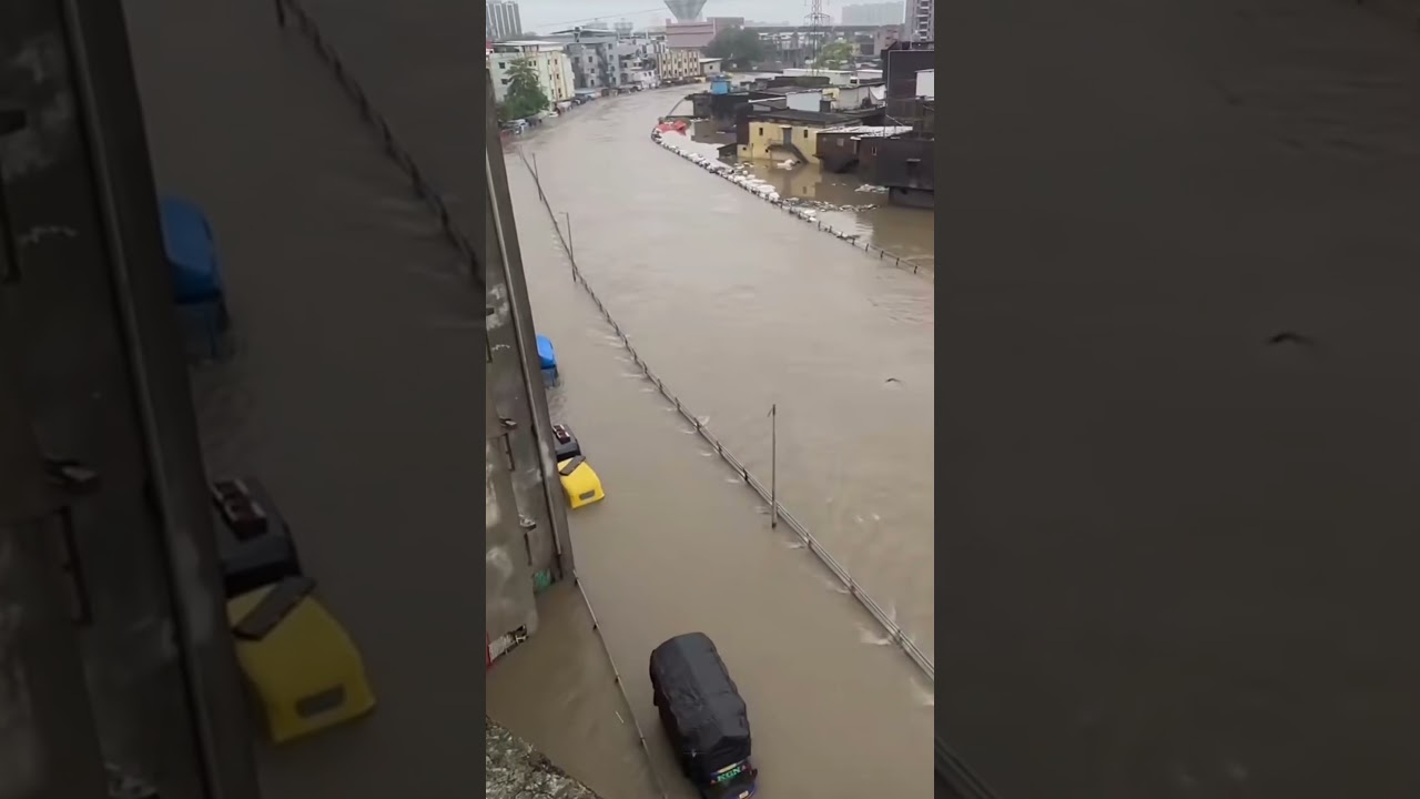 surat gujrat heavy rain alert mithikhadi vistar me bhara paani #surat #mithikhadi #rain