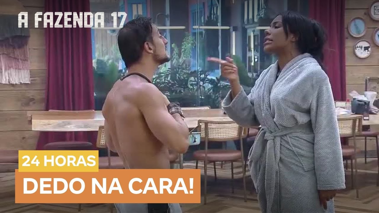Carol coloca dedo na cara de Mesquita e o chama de ‘bobo da corte’ | A Fazenda 17