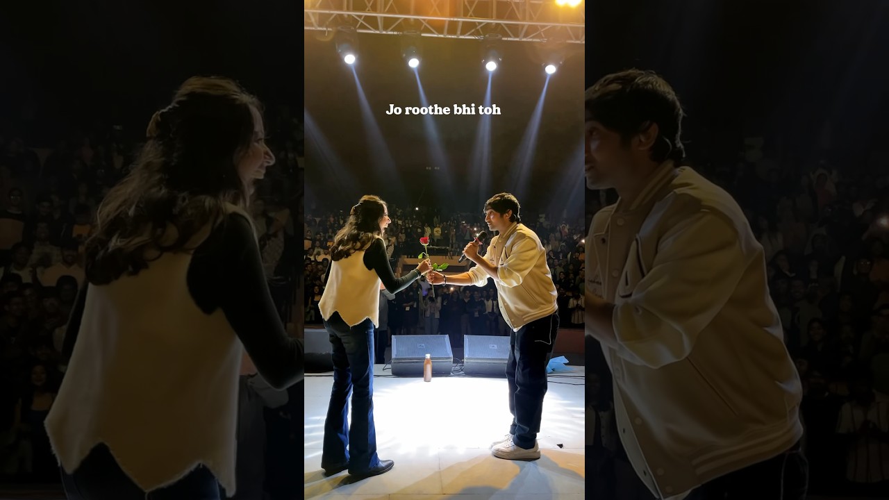 Giving rose to her on IIT Delhi stage 🙊🙊🤯🤯