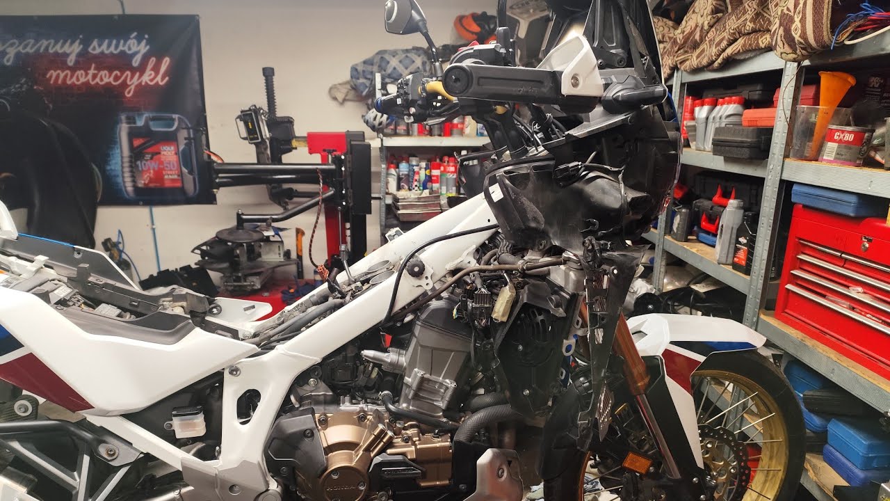 Honda CRF 1100 DCT, kombinator wykonuje przegląd na 24 tyś kilometrów.