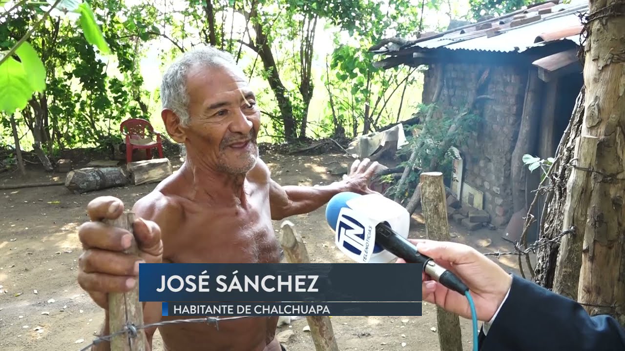 Autoridades comienzan a retirar cadáveres de fosa clandestina en Chalchuapa, Santa Ana
