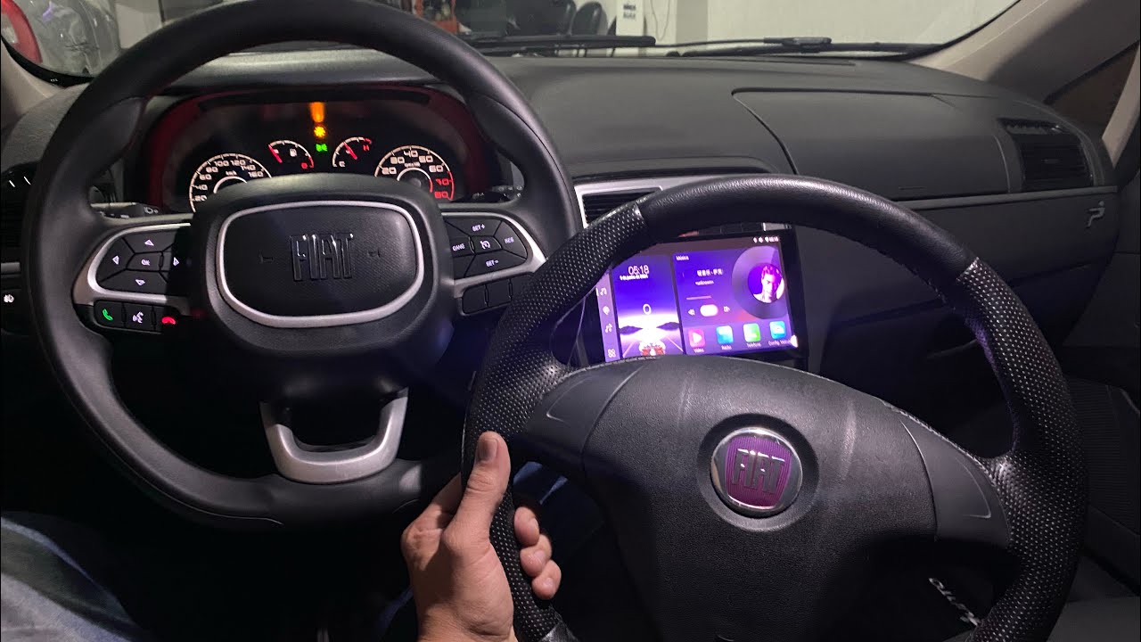 Fiat Punto com volante multifuncional instalado no sistema original 